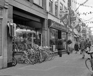 856150 Gezicht op de winkelpanden Lijnmarkt 24 -hoger te Utrecht, met links rijwielhandel Broer.